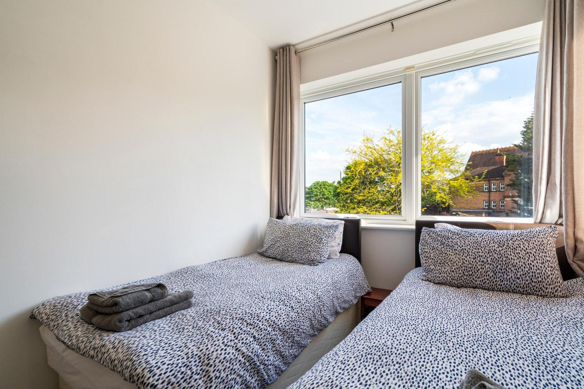 Modern 2 Bedroom Apartment In Mitcham, London Eksteriør billede