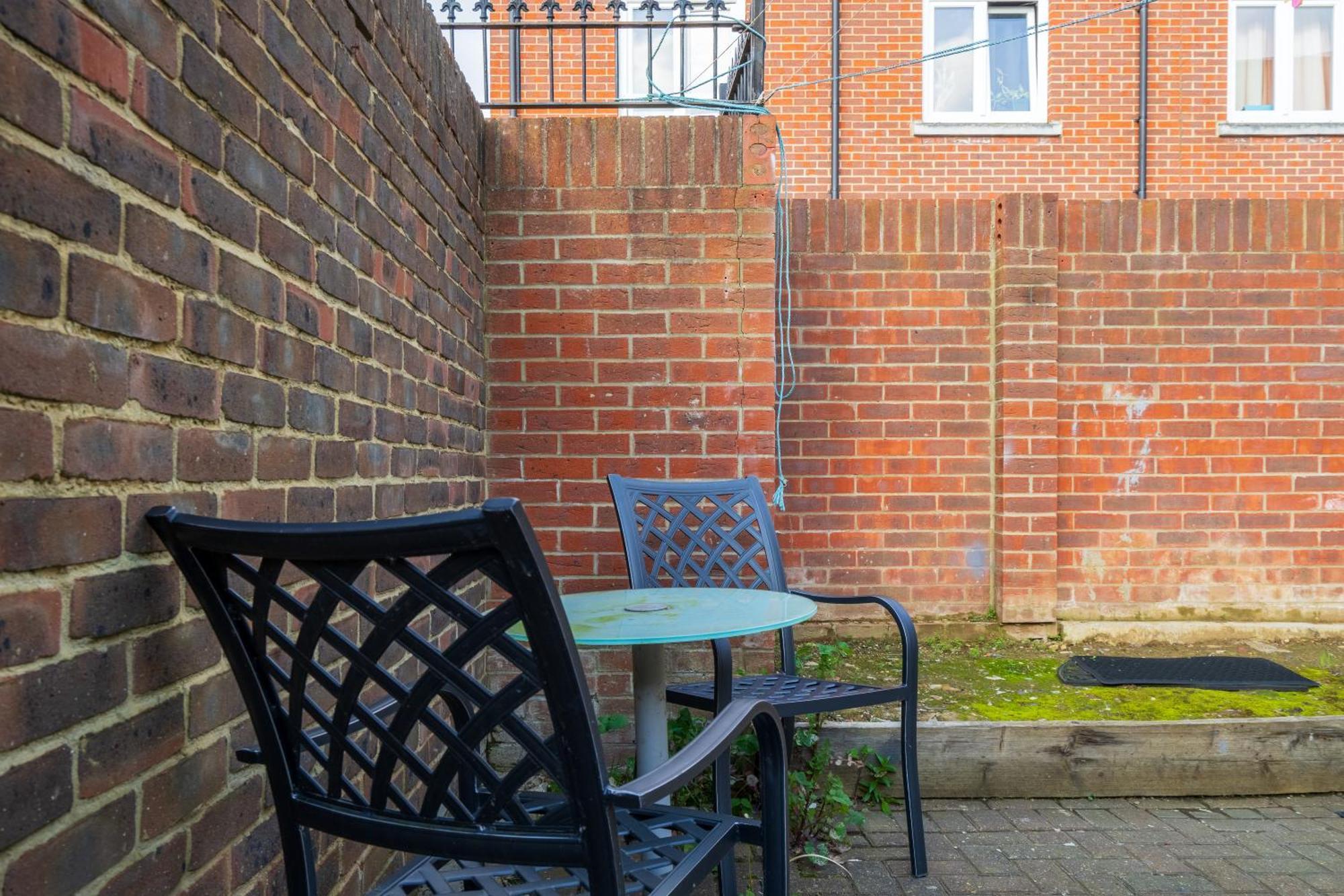 Modern 2 Bedroom Apartment In Mitcham, London Eksteriør billede