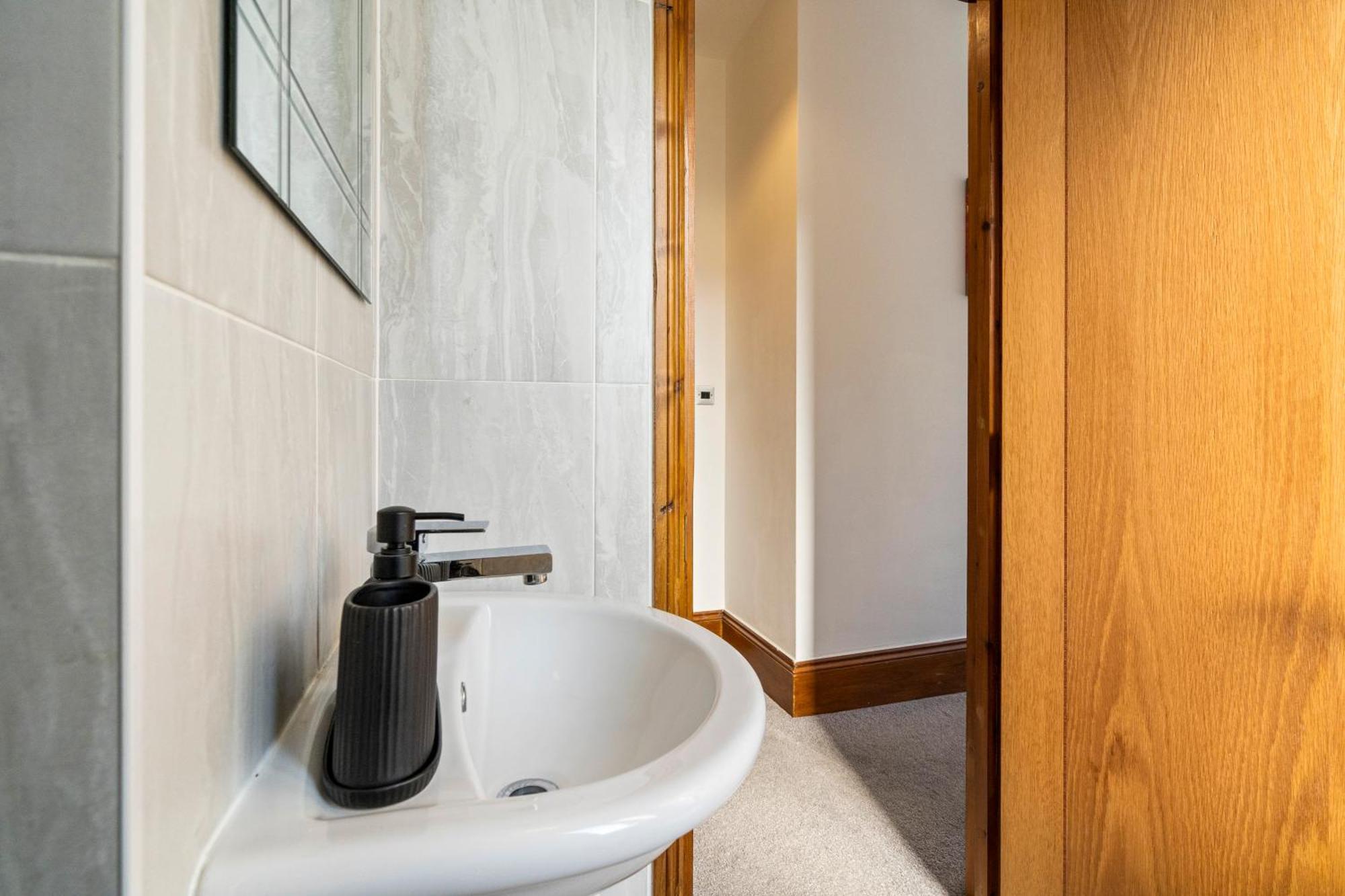 Modern 2 Bedroom Apartment In Mitcham, London Eksteriør billede