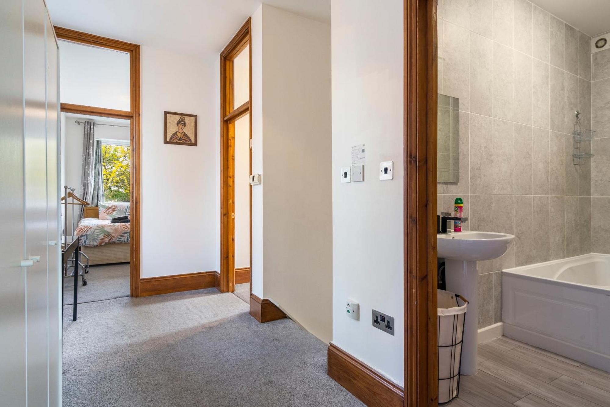 Modern 2 Bedroom Apartment In Mitcham, London Eksteriør billede