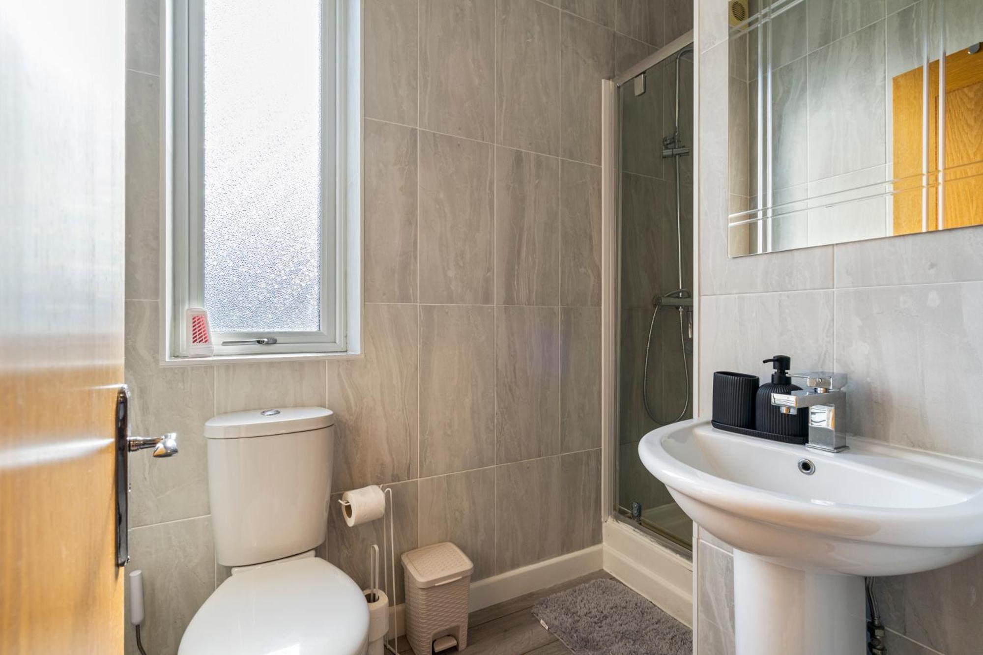Modern 2 Bedroom Apartment In Mitcham, London Eksteriør billede