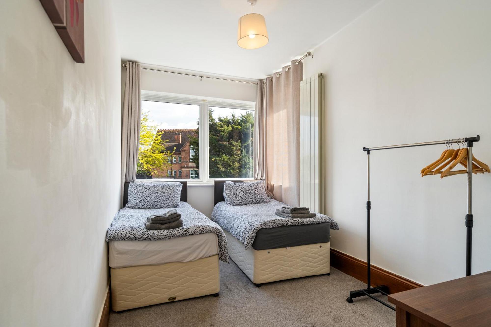 Modern 2 Bedroom Apartment In Mitcham, London Eksteriør billede